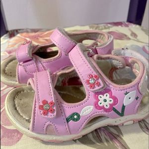 Kids adjustable size sandals. Pink